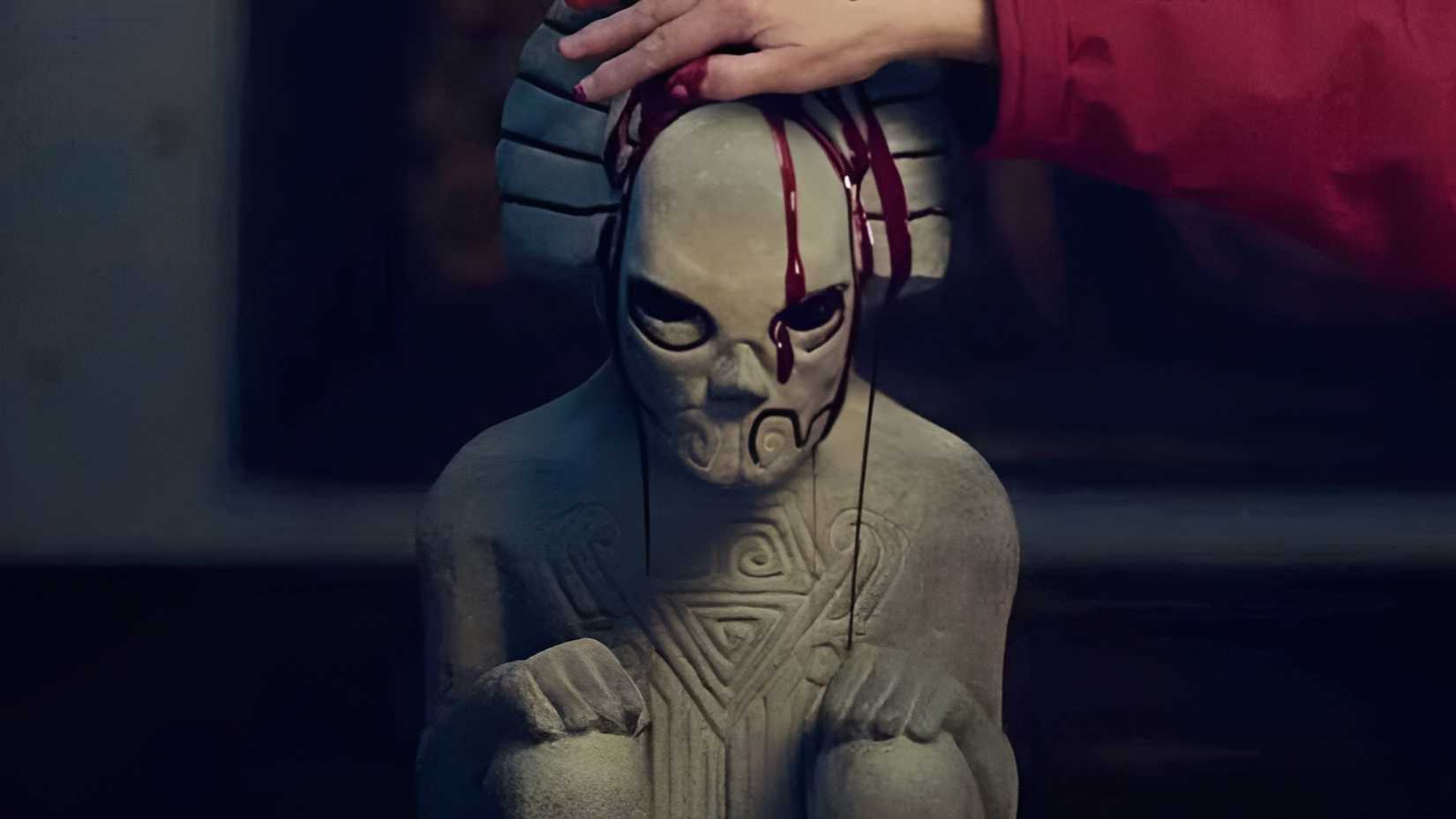 Lovecraftian diety Kaelego’s statue with a bleeding hand over it in Netflix’s Archive 81