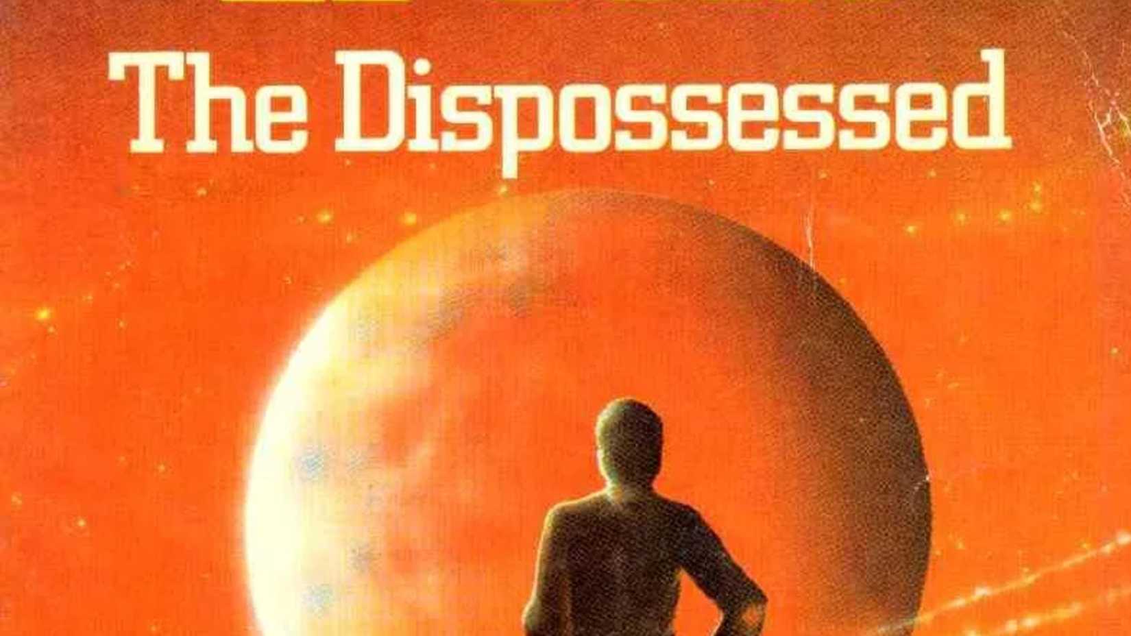 Um corpo contra um céu laranja na capa de The Dispossessed