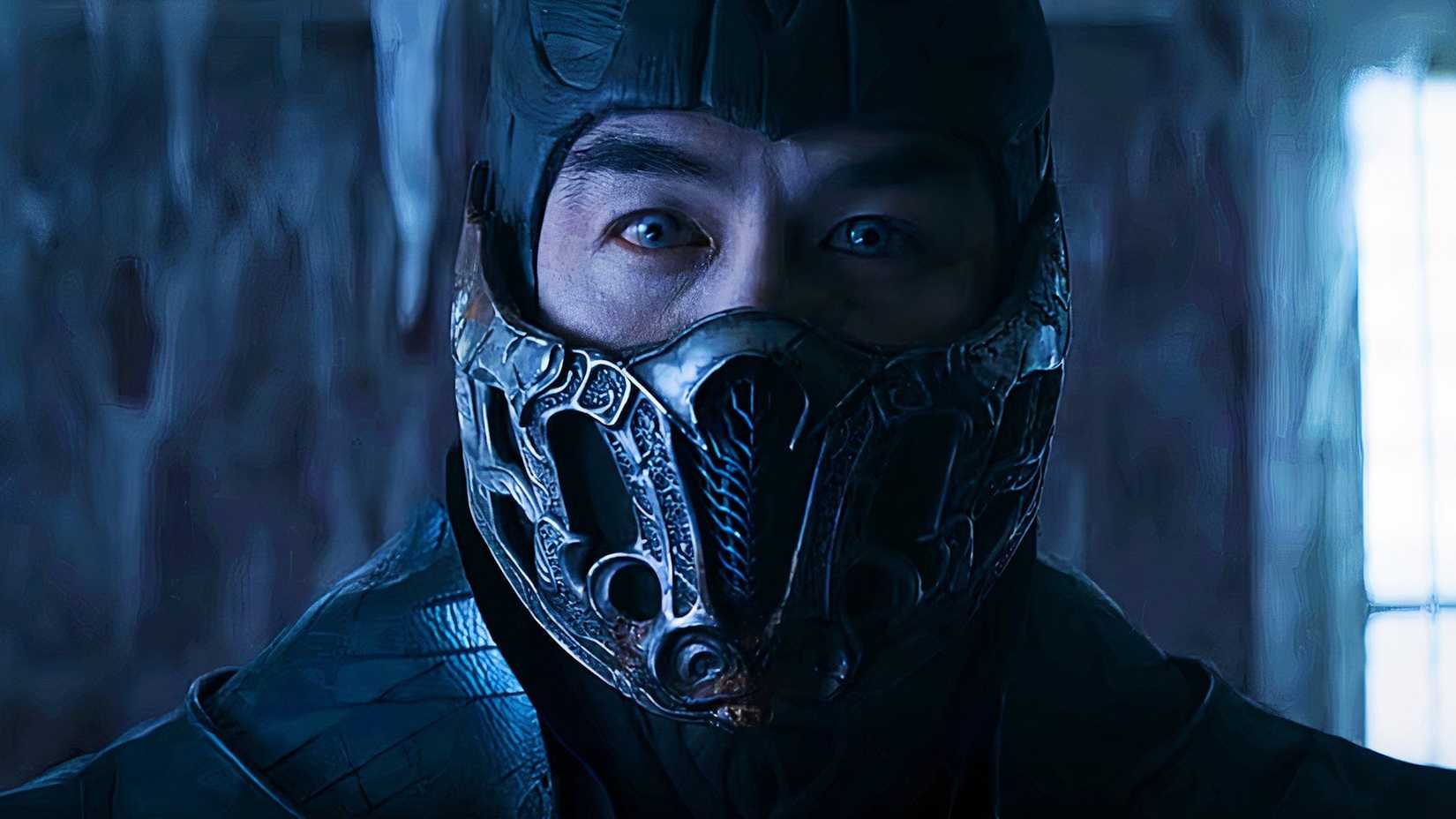 Close-up de Sub-Zero encarando a câmera em Mortal Kombat 2021
