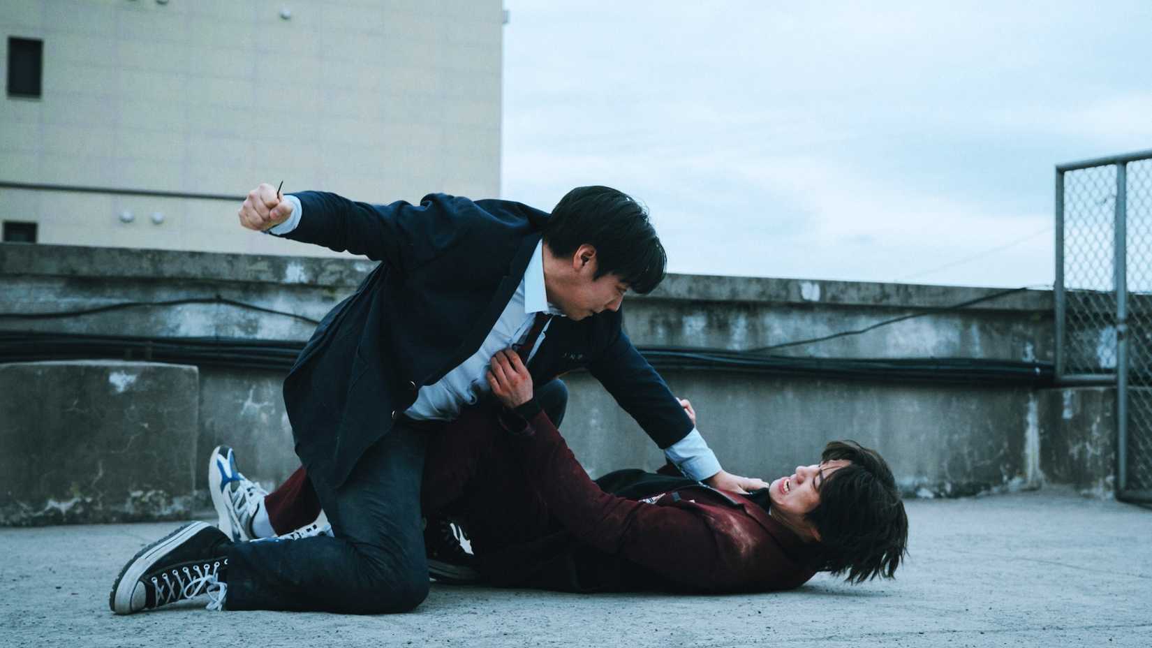 A fist fight on a roof in Weak Hero