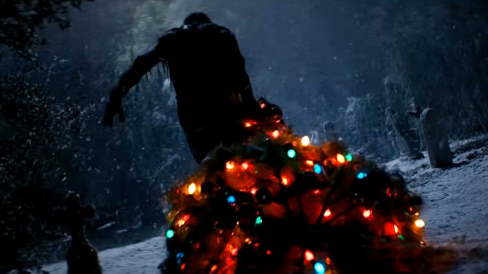 Figura arrastando uma árvore de Natal por um cemitério em Return of the Living Dead