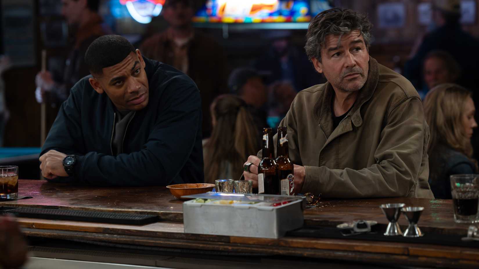 Aaron Pierre e Kyle Chandler em cena de Lanterns