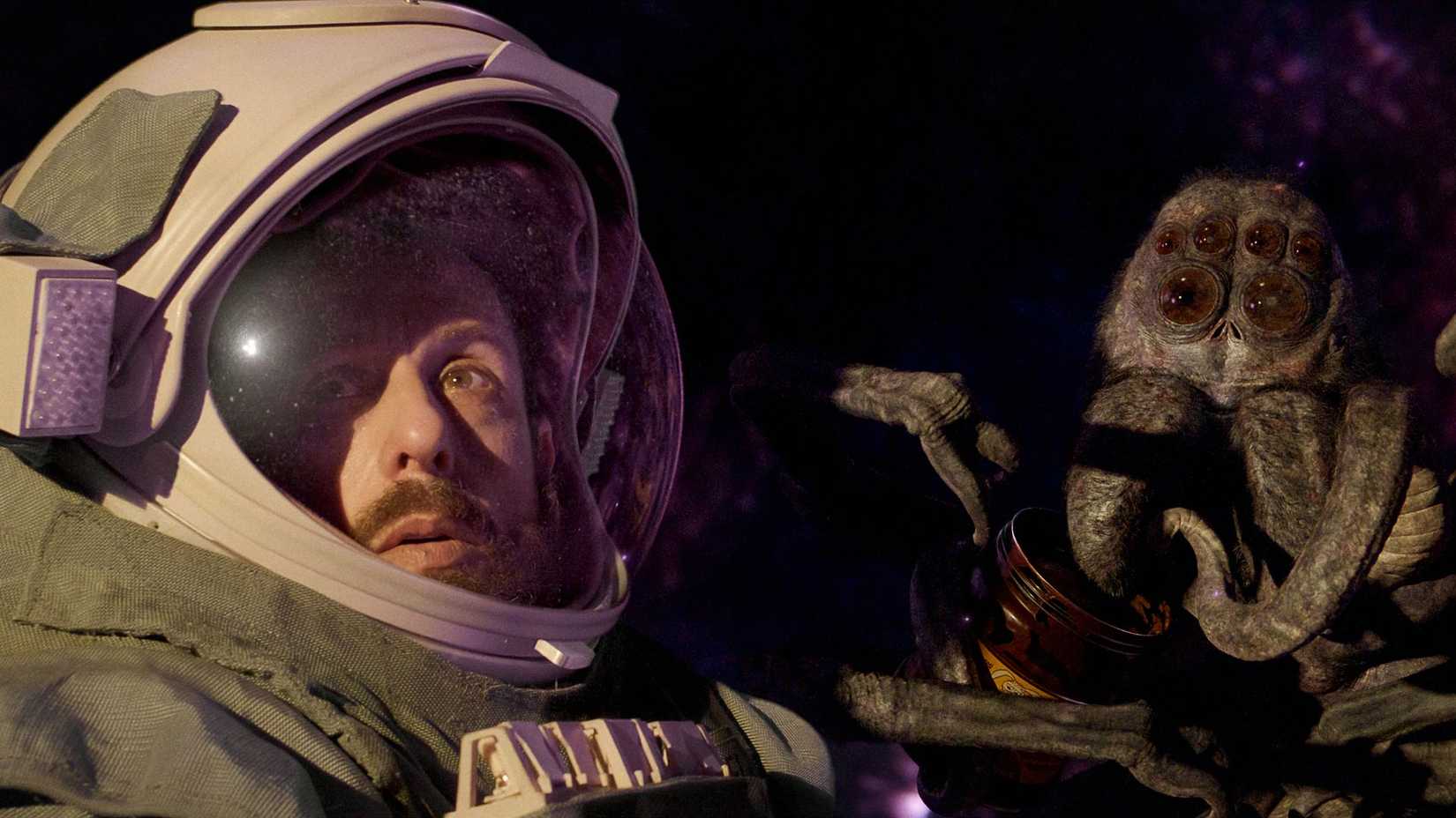 Adam Sandler como Jakub e Hanus (voz de Paul Dano) em Spaceman