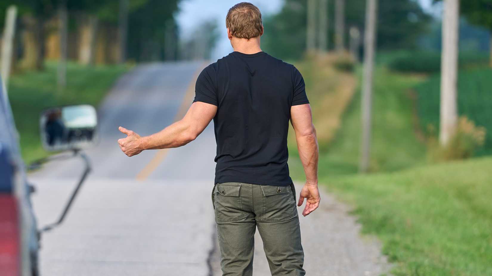 Alan Ritchson como Jack Reacher em cena de estrada.