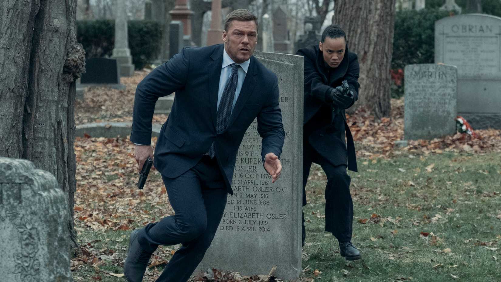 Alan Ritchson e Maria Sten em cena de ação de Reacher