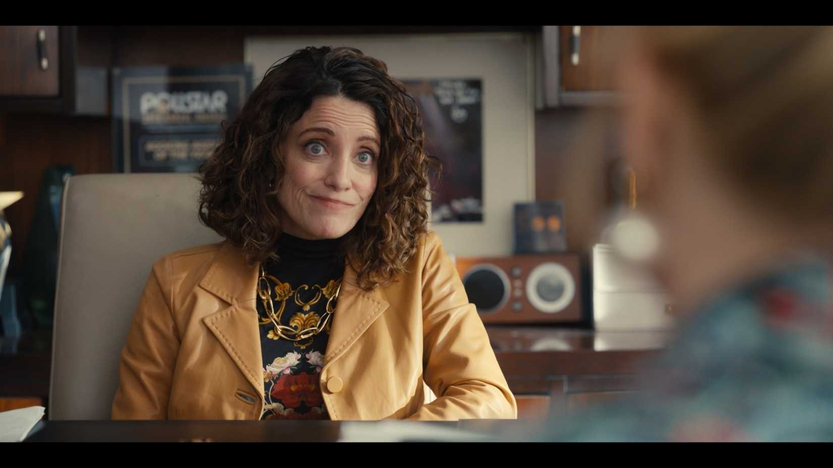 alanna ubach as amanda in hacks