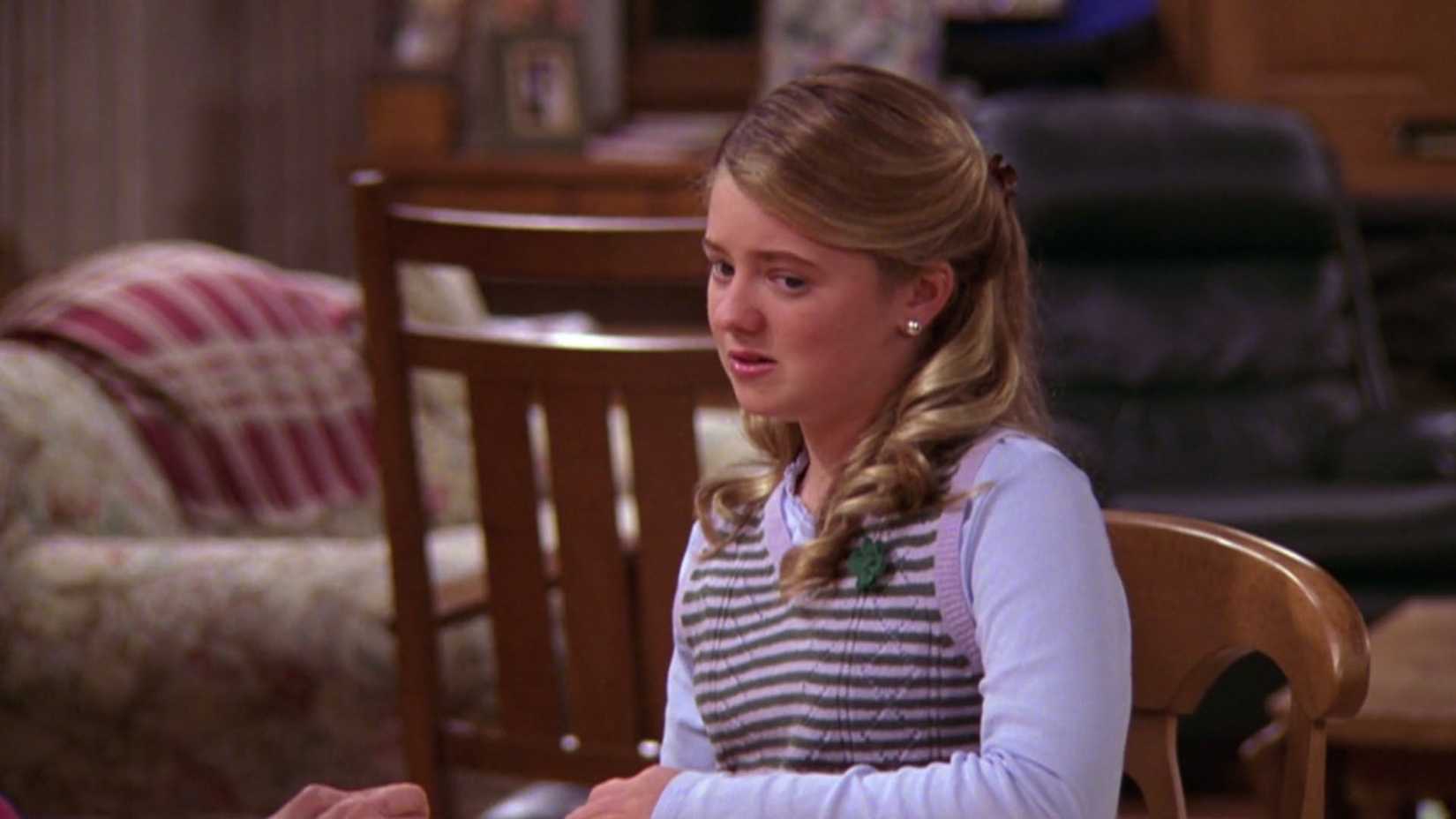 Ally (Madylin Sweeten) com uma expressão irritada em Everybody Loves Raymond: Ally's F.