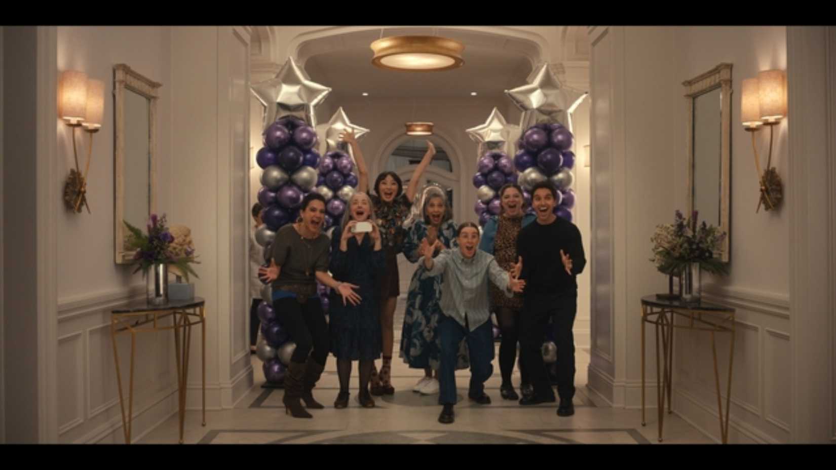 Alyssa Limperis e outros convidados celebrando os 30 anos de Ava em Hacks, temporada 5, episódio 2