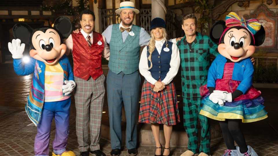 American Idol's Luke Bryan, Lionel Richie, Carrie Underwood, & Ryan Seacrest Posing With Mickey & Minnie On Disney Night