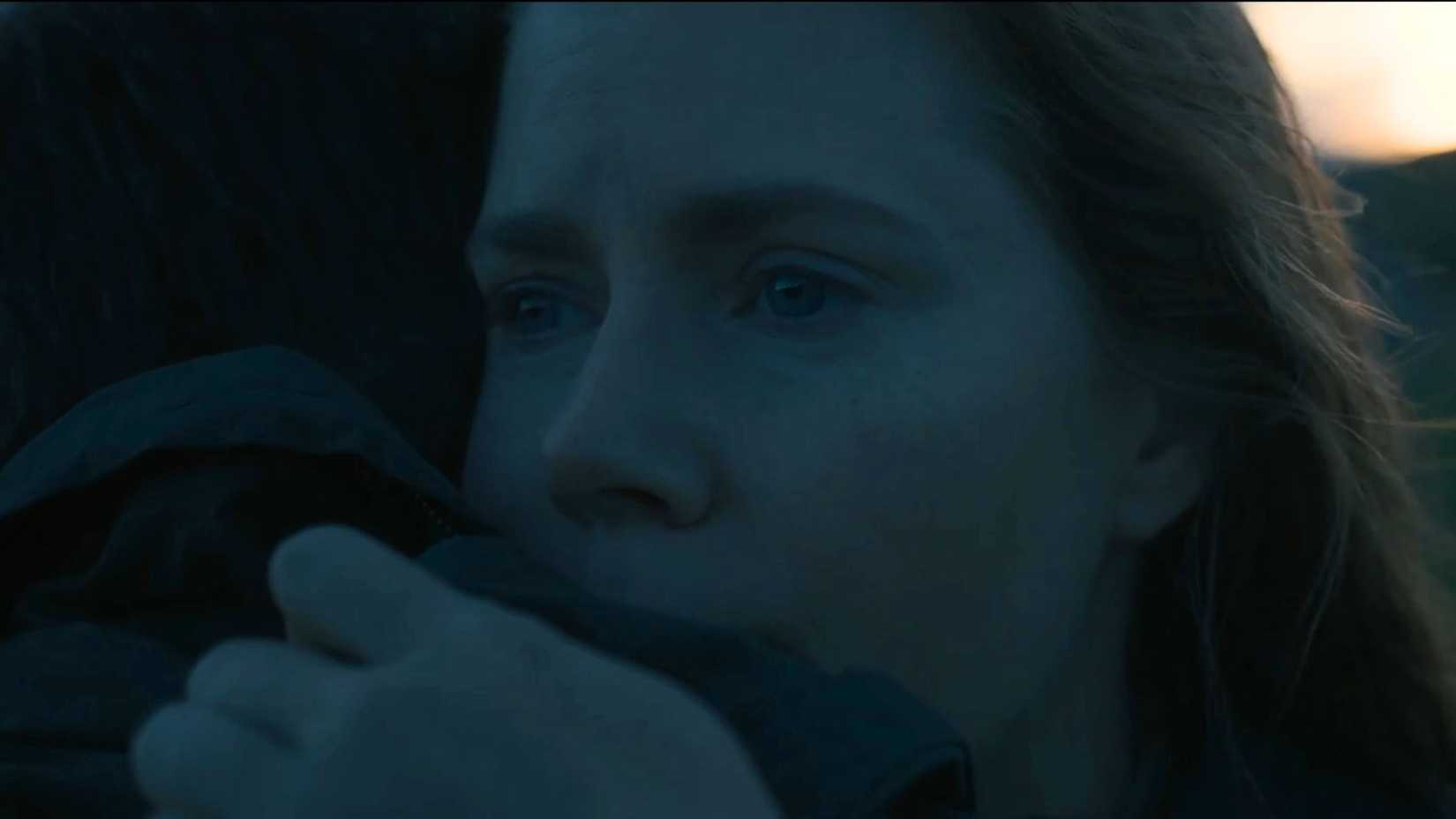 Amy Adams como Louise Banks tendo uma memória em A Chegada