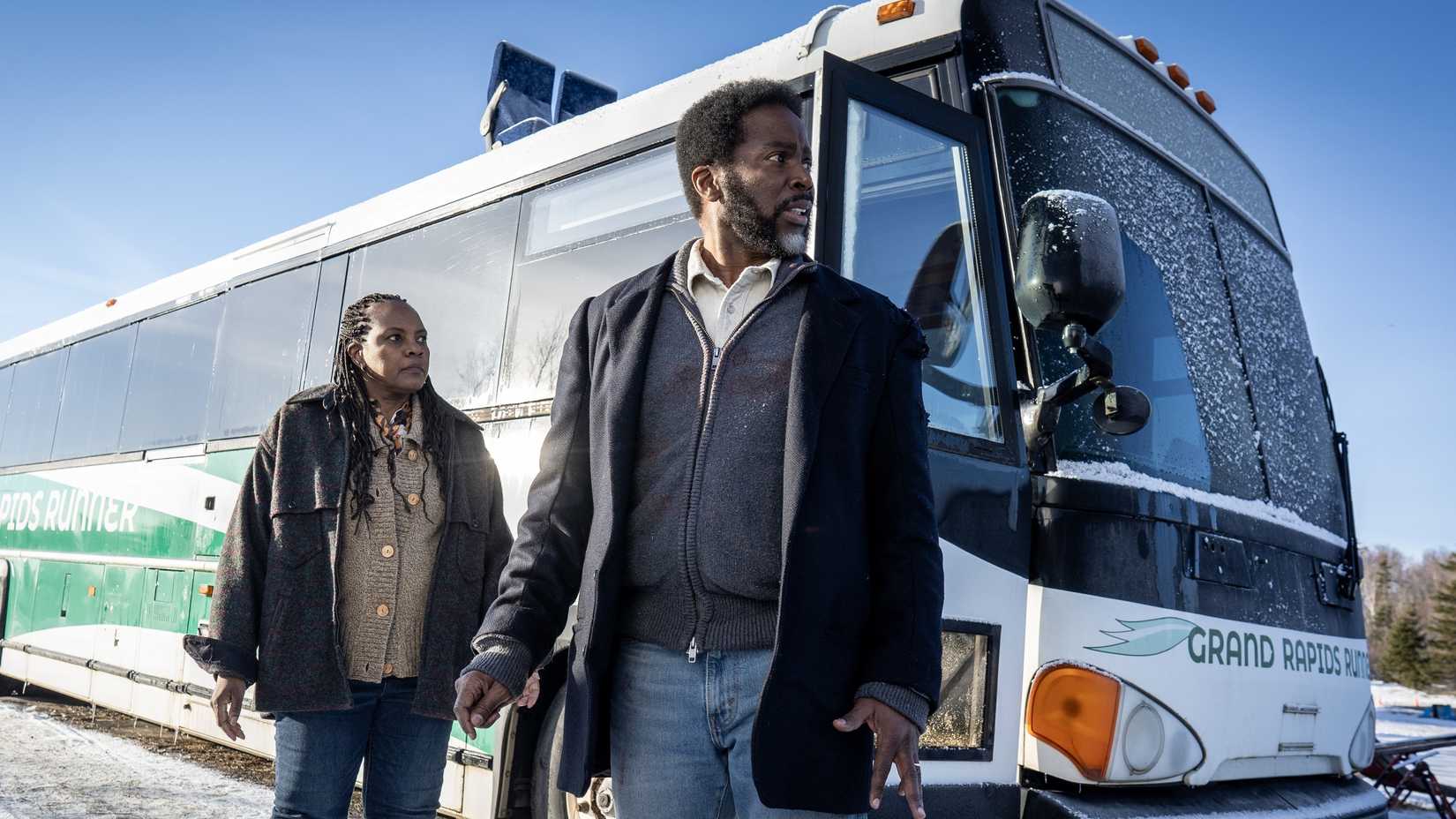 Angela Moore como Bakta e Harold Perrineau como Boyd Stevens em From temporada 3