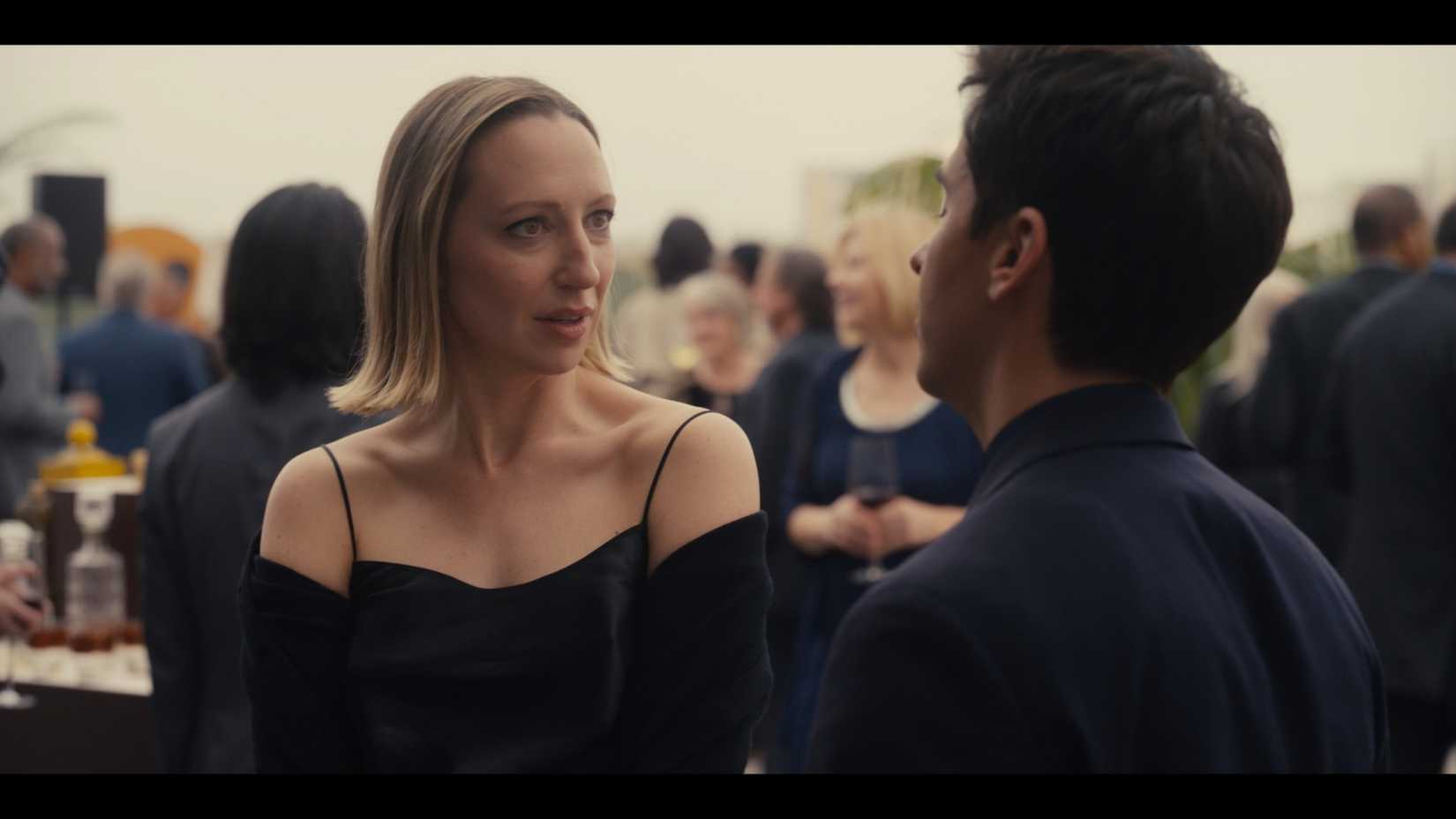 Anna Konkle talking to Paul W. Downs in Hacks season 5, episode 4