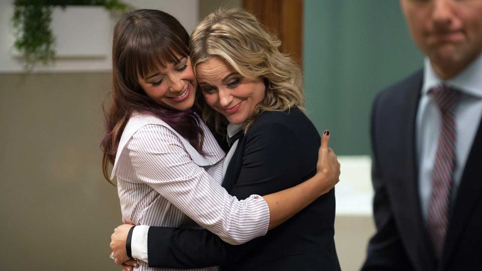 Anne e Leslie se abraçando no final da 7ª temporada de Parks and Recreation