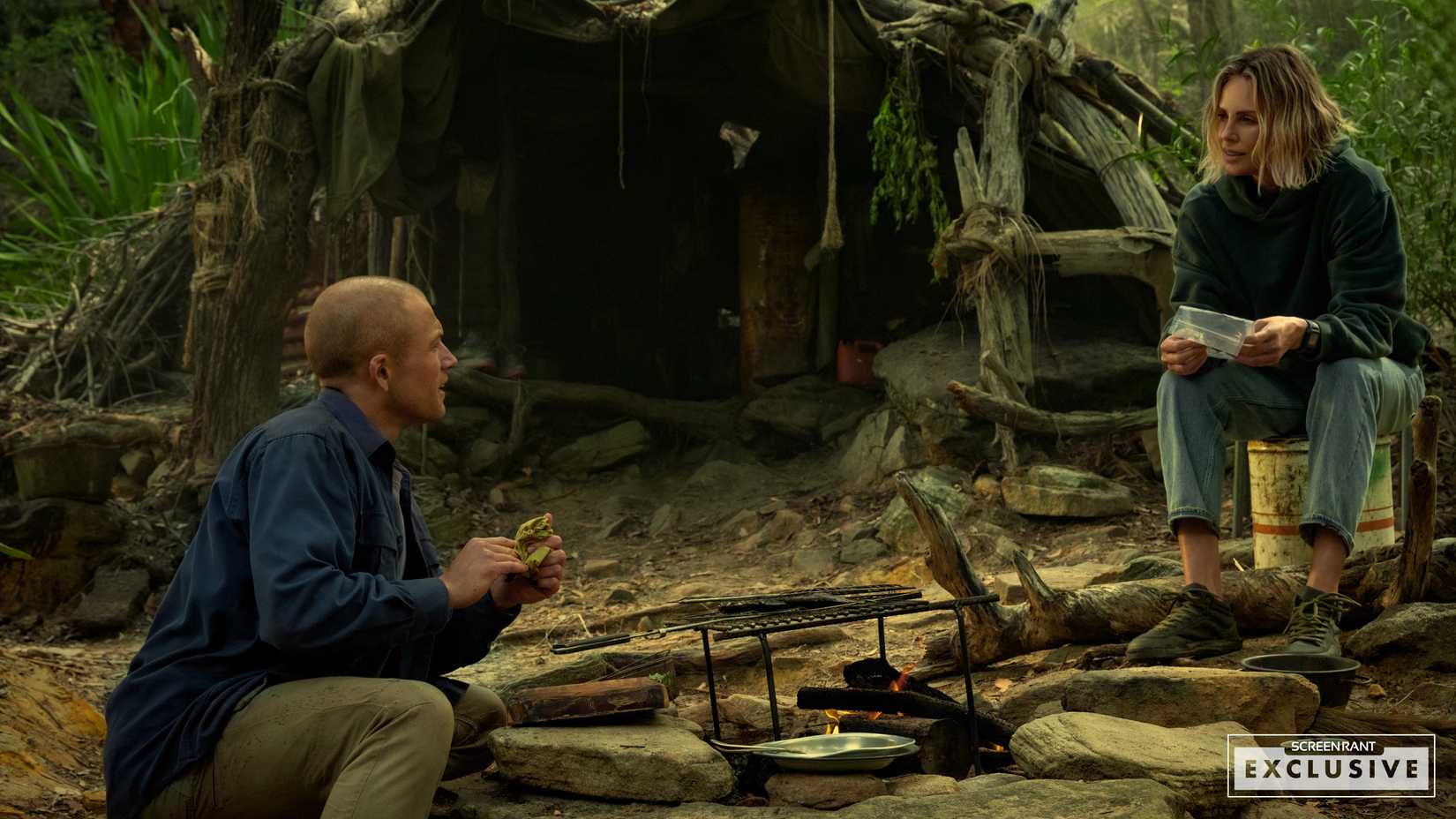 Taron Egerton e Charlize Theron em cena de Apex