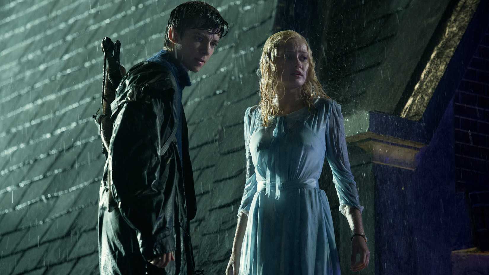 Asa Butterfield and Ella Purnell in Miss Peregrine's Home for Peculiar Children