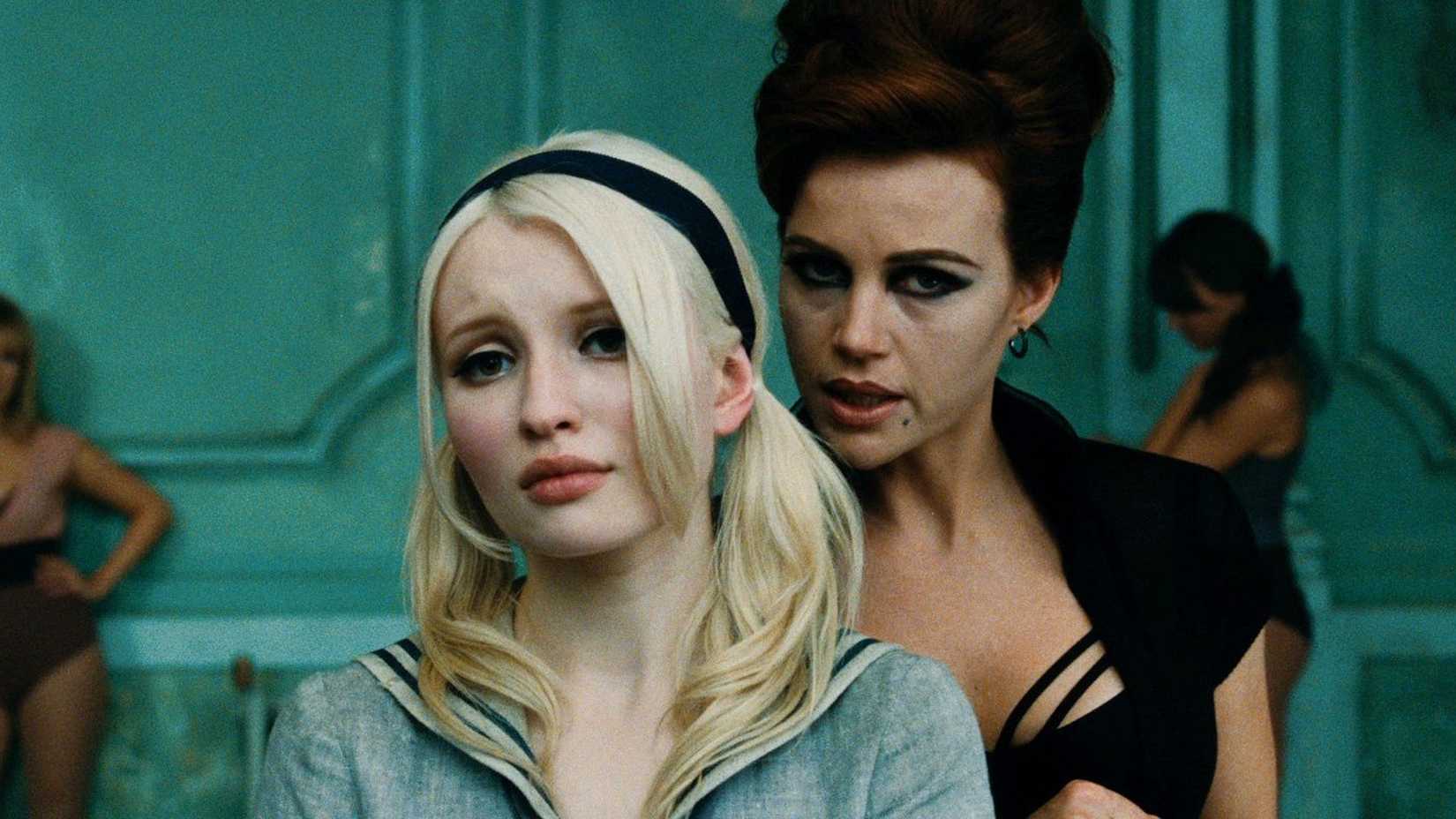 Babydoll com expressão preocupada enquanto a Dra. Vera Gorski está atrás dela em Sucker Punch