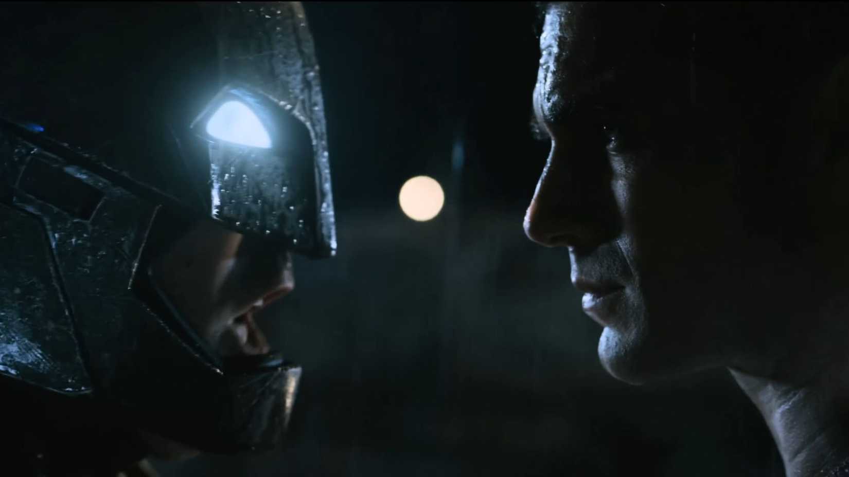 Ben Affleck e Henry Cavill como Batman confrontam Superman em A Origem da Justiça