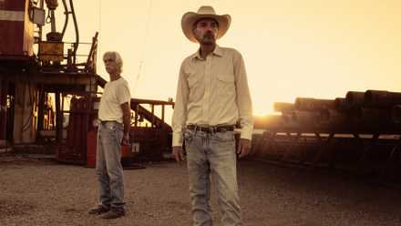 Tommy de Billy Bob Thornton parado cerca de una plataforma petrolera con TL de Sam Elliott detrás de él en la temporada 2 de Landman