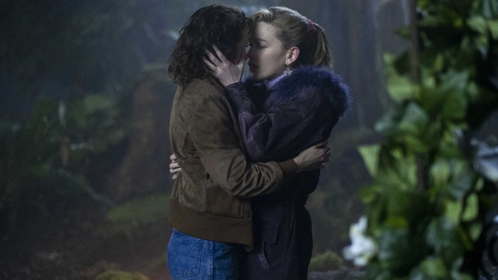 Dani e Jamie se abraçando em The Haunting of Bly Manor