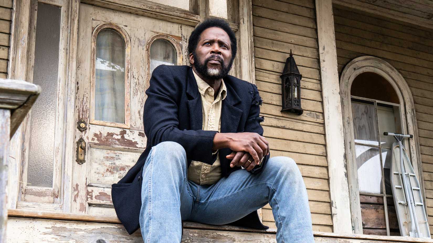 Boyd sentado na varanda da Colony House na 4ª temporada de From