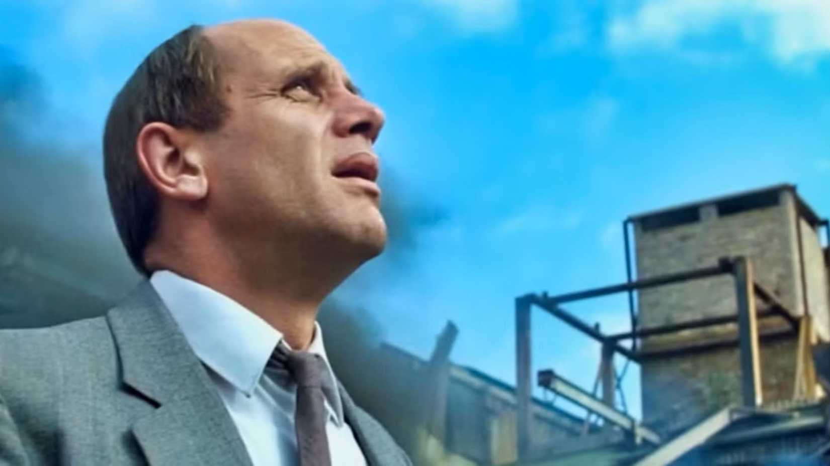 Bruno Lawrence as Zac looking at the sky in The Quiet Earth (1)