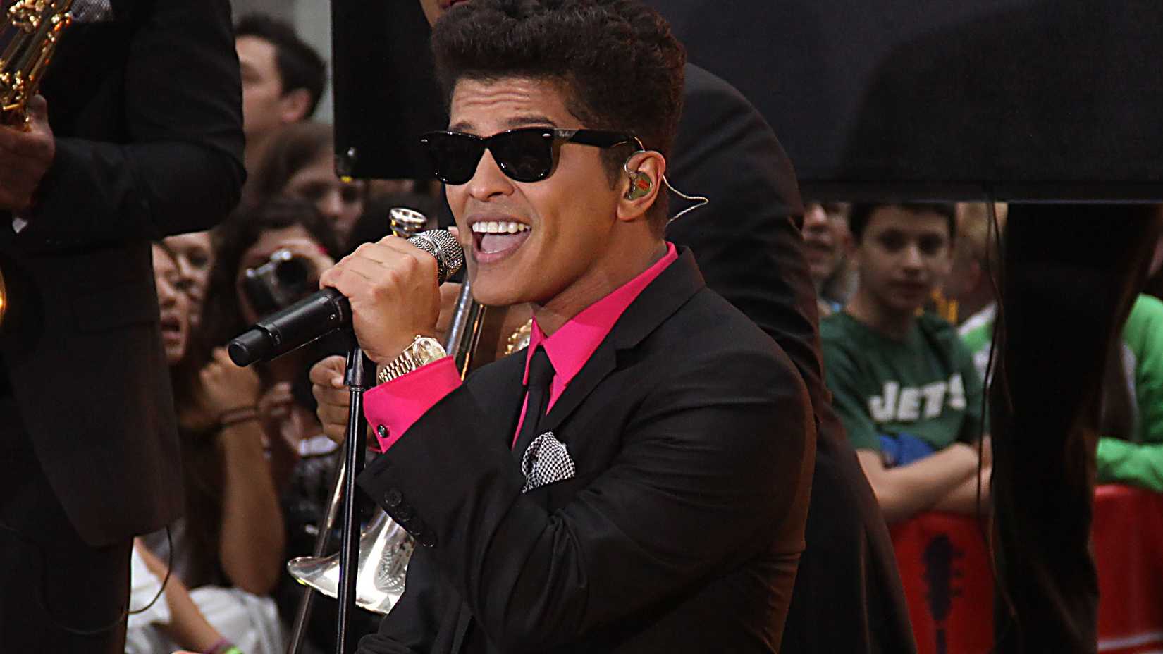 Bruno Mars Singing his best song live