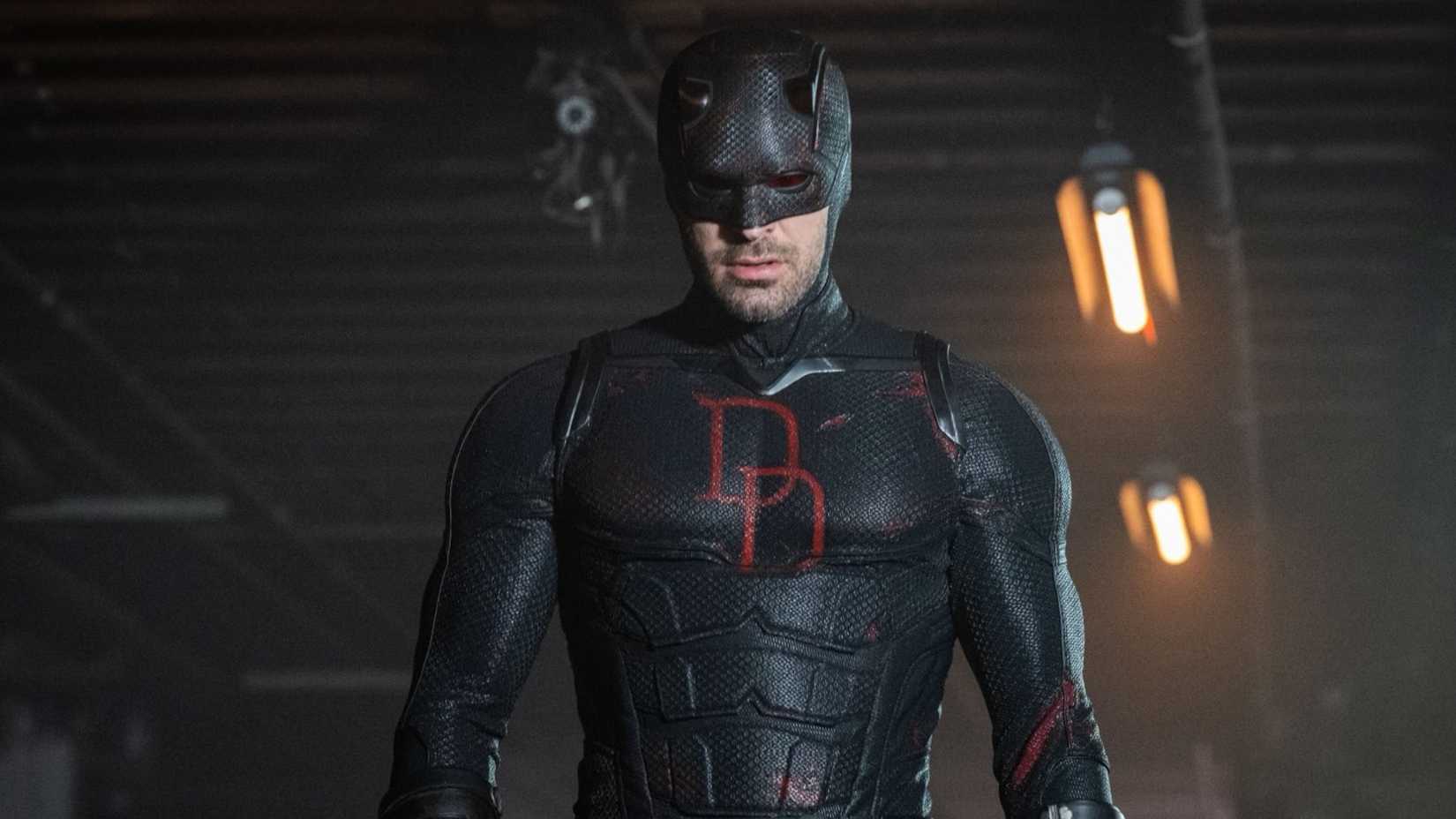 Charlie Cox em seu novo traje do MCU em Daredevil Born Again Temporada 2