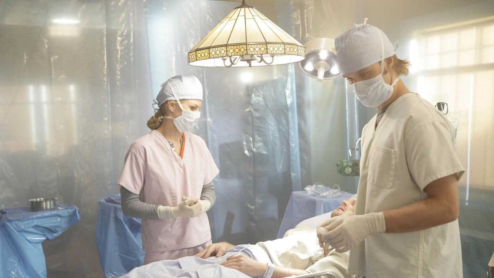 Chase e Cameron operam um paciente com agorafobia na casa dele.