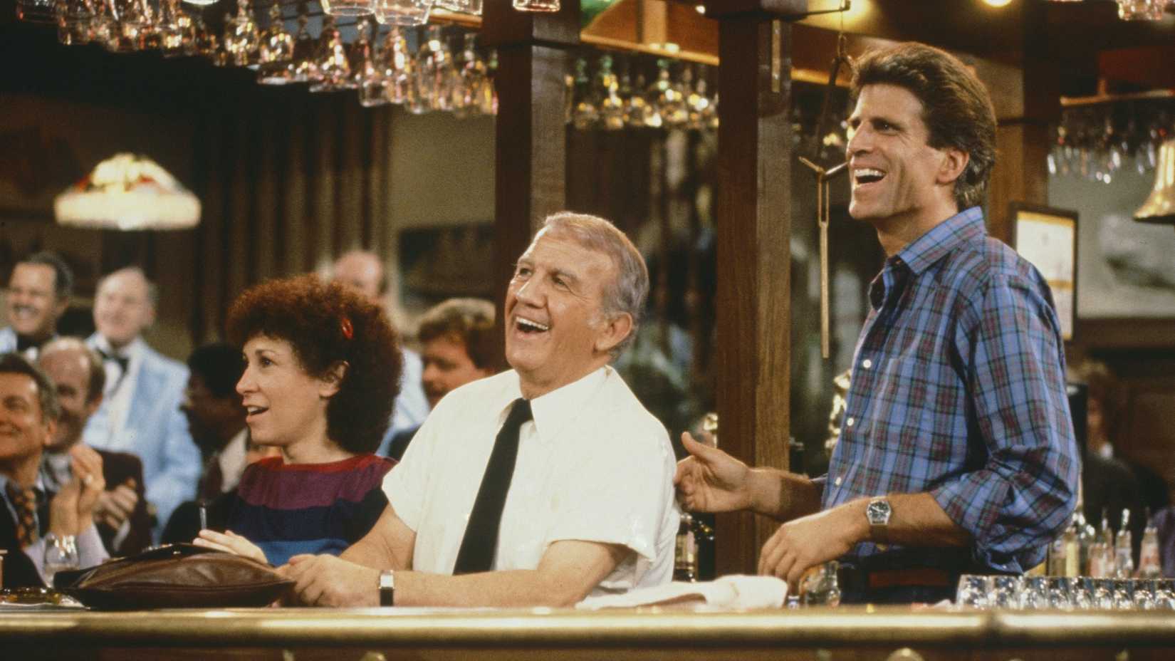 Elenco de Cheers reunido no bar durante o episódio de estreia da série