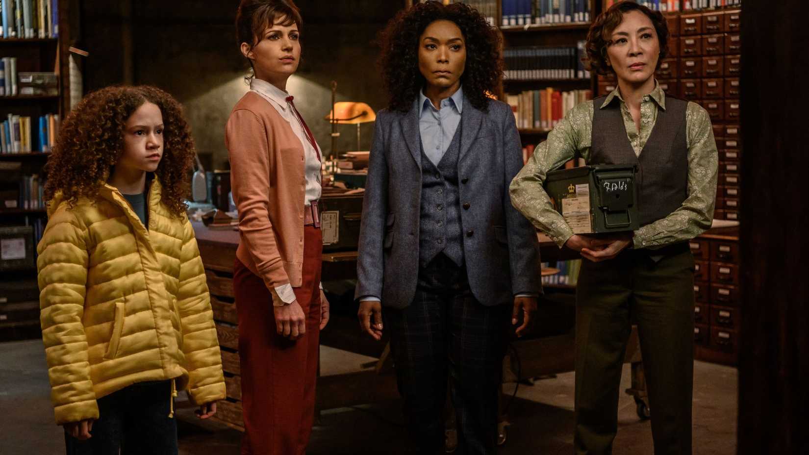 Chloe Coleman como Emily, Carla Gugino como Madeleine, Angela Bassett como Anna May, Michelle Yeoh como Florence em Gunpowder Milkshake