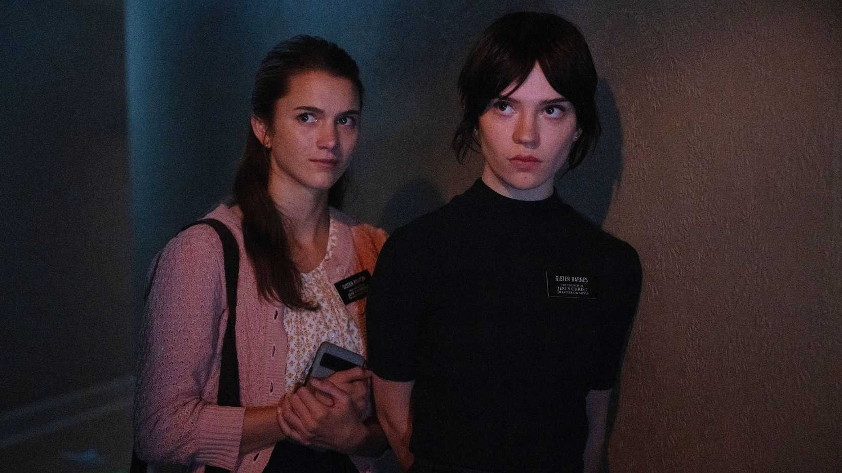 Chloe East e Sophie Thatcher em Heretic