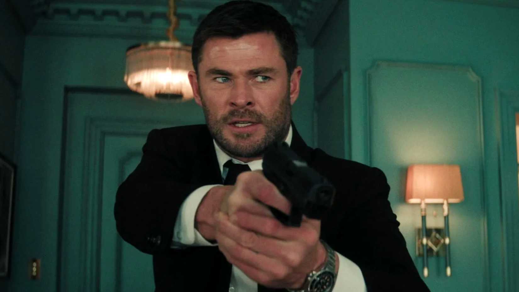 Chris Hemsworth with a gun in Crime 101