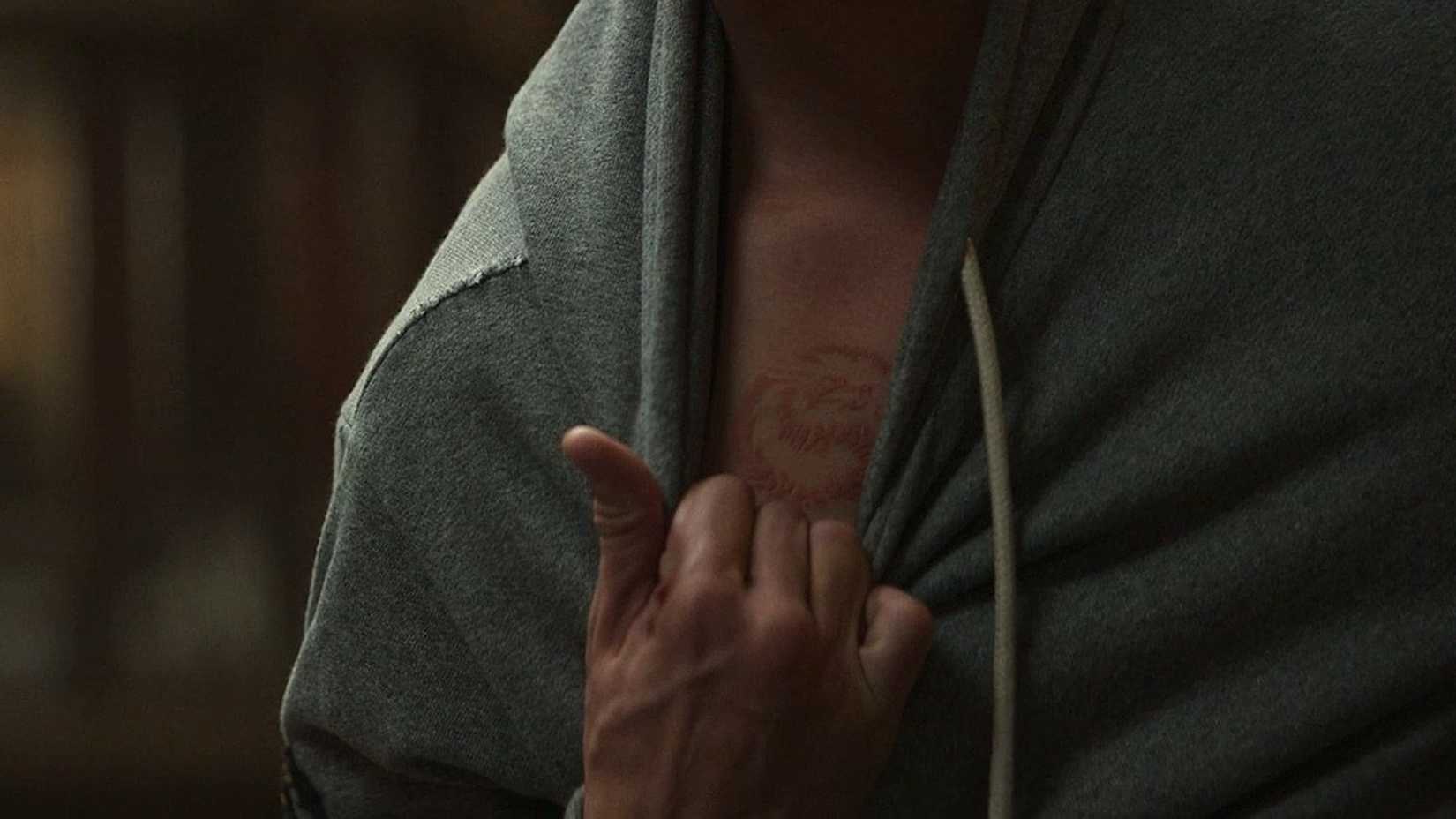 Cole Young showing off his dragon mark in Mortal Kombat 2021