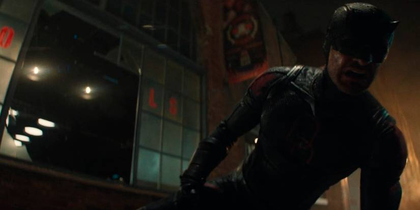 Demolidor se levantando na calçada em Demolidor: Renascido