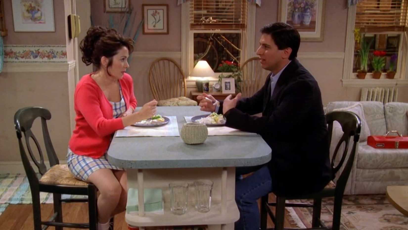 Debra (Patricia Heaton) e Ray (Ray Romano) em um jantar em Everybody Loves Raymond: How They Met.