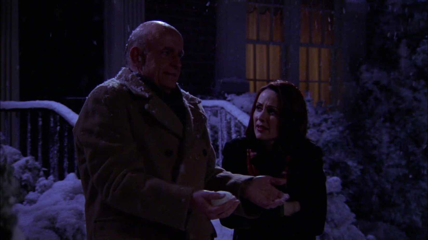 Debra (Patricia Heaton) talking to Frank (Peter Boyle) out in the snow in Everybody Loves Raymond.