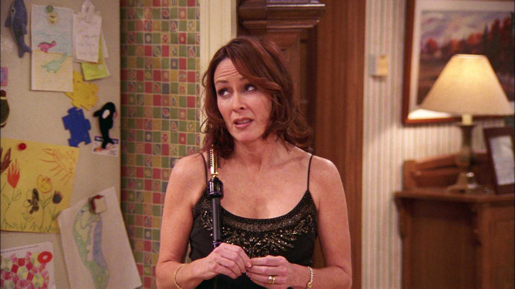 Debra (Patricia Heaton) com um modelador de cabelo preso no cabelo em Everybody Loves Raymond: Lateness.