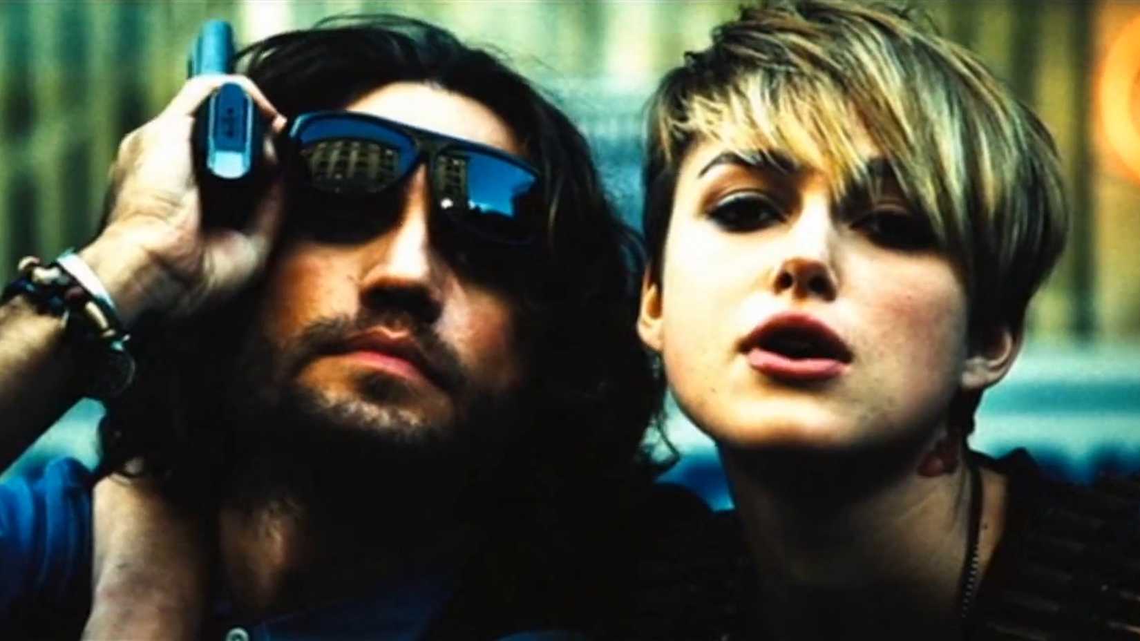 Keira Knightley e Edgar Ramirez em Domino