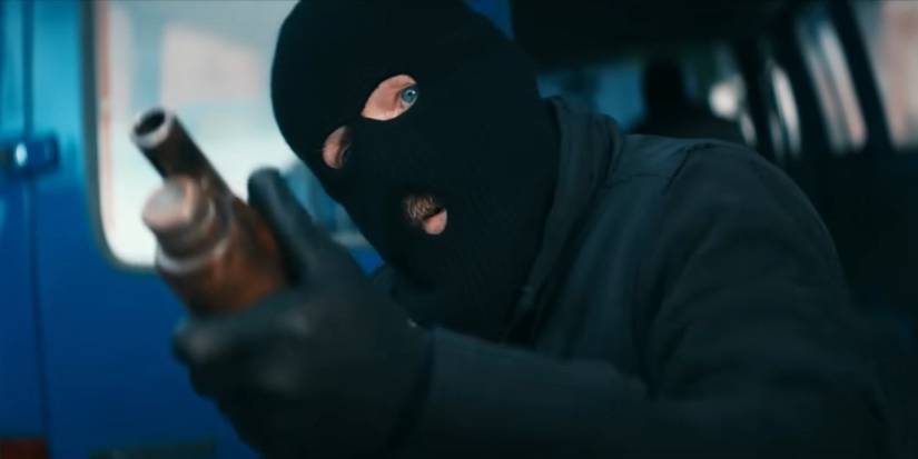 Reencenação dramática de ladrão usando balaclava em The Diamond Heist (2025)