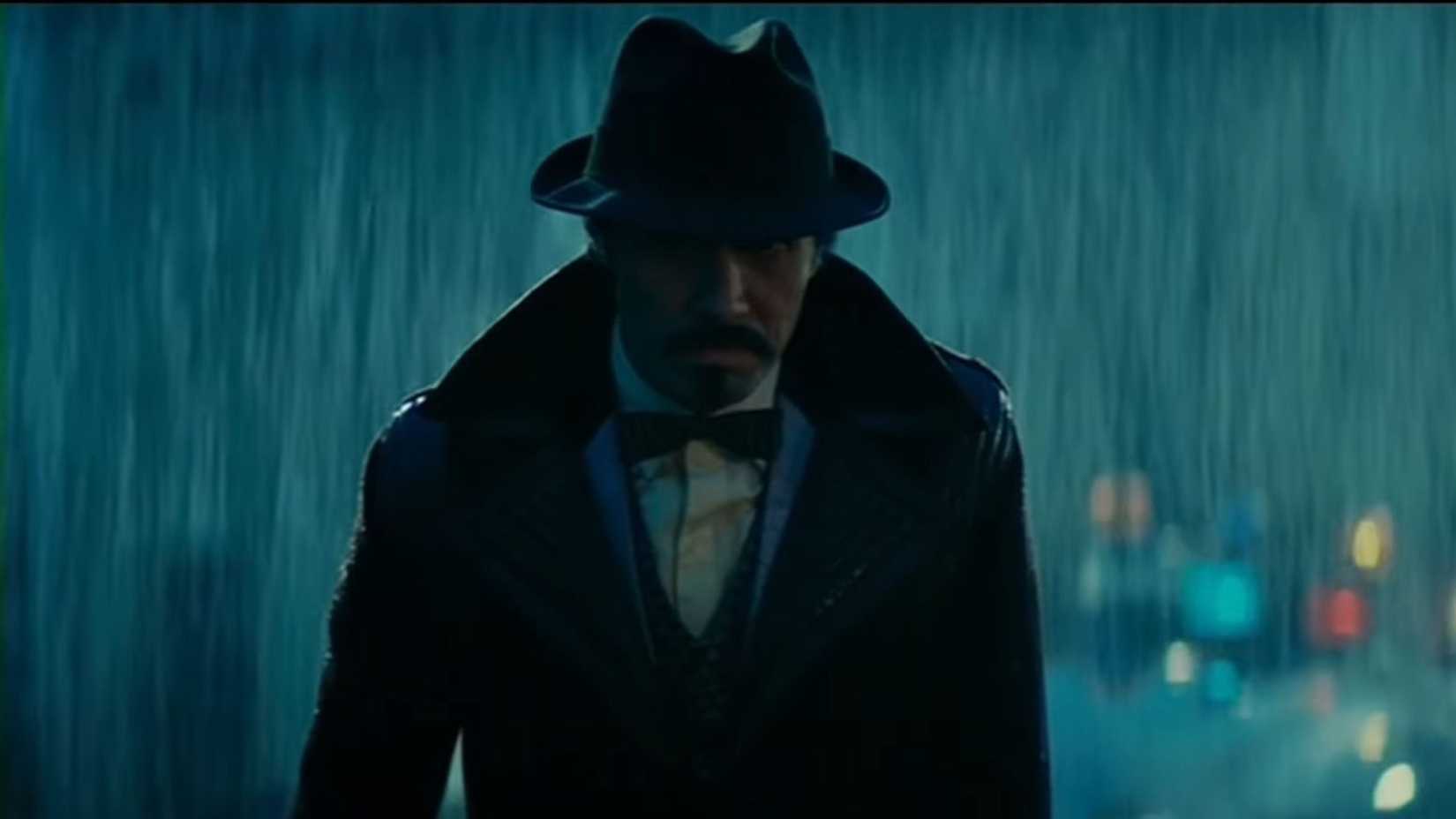 edward james olmos as gaff talking to harrison ford as rick deckard in the rain in blade runner