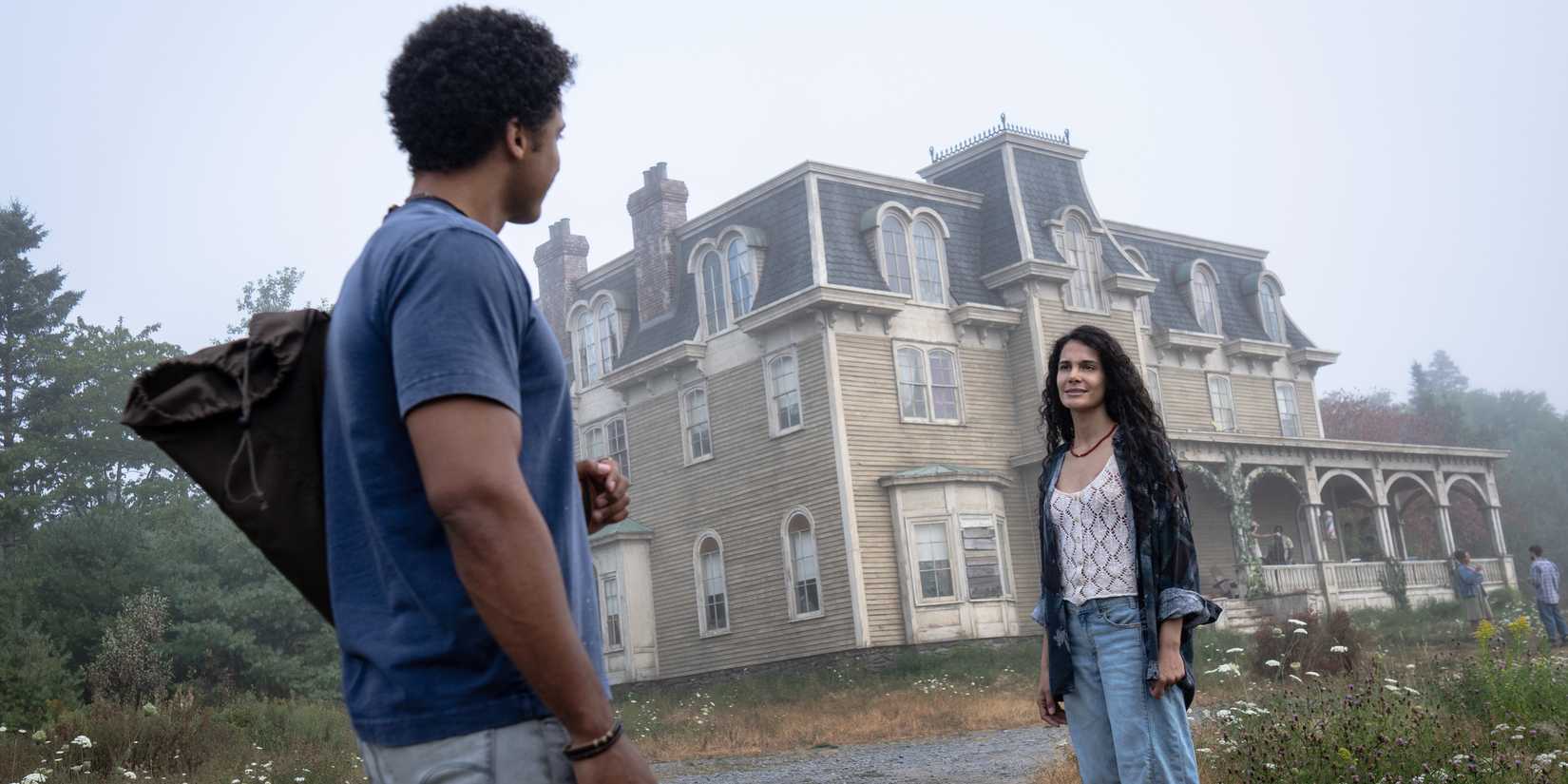 ellis and fatima in front of colony house in from season 4