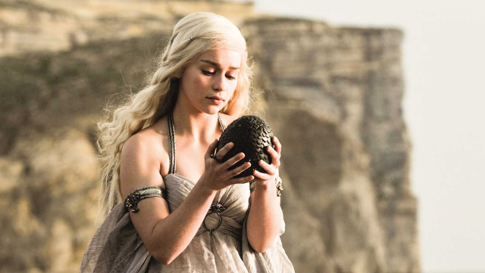 emilia clarke as daenerys targaryen holding a dragon egg in game of thrones season 1 episode 1