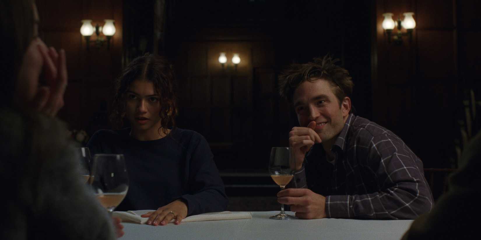 Zendaya e Robert Pattinson em cena de mesa em The Drama