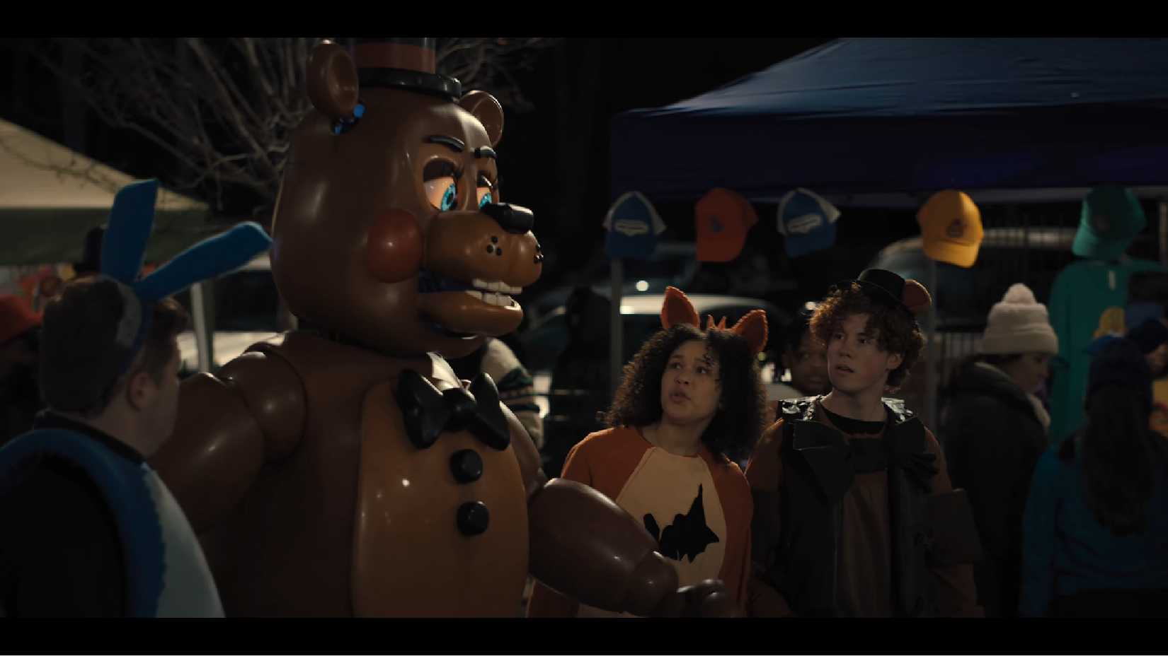 Toy Freddy no FazFest com pessoas olhando para ele em Five Nights at Freddy's 2