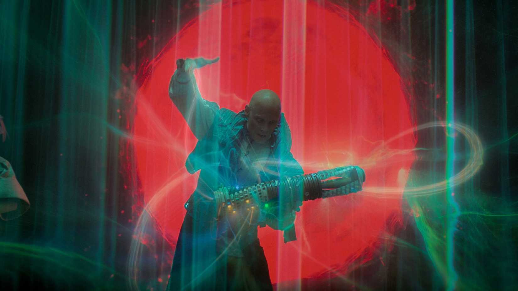 Tómas Lemarquis as Magnifico Giganticus using a futuristic weapon in Foundation.