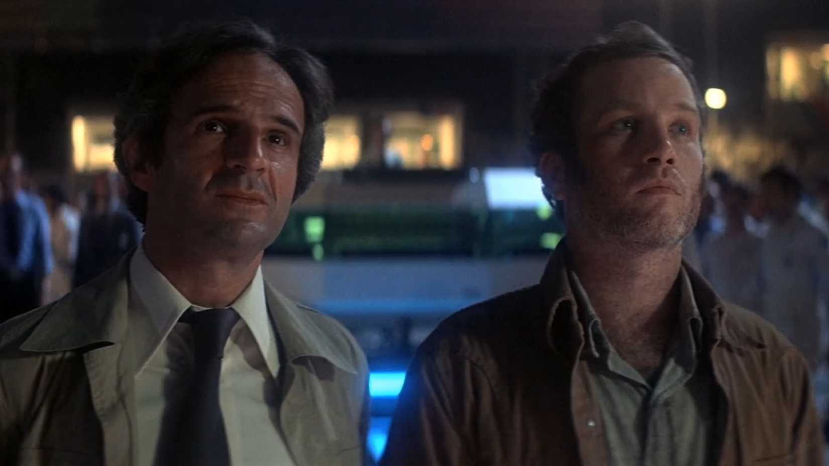 François Truffaut como Claude Lacombe conversando com Richard Dreyfuss como Roy Neary em Contatos Imediatos do Terceiro Grau