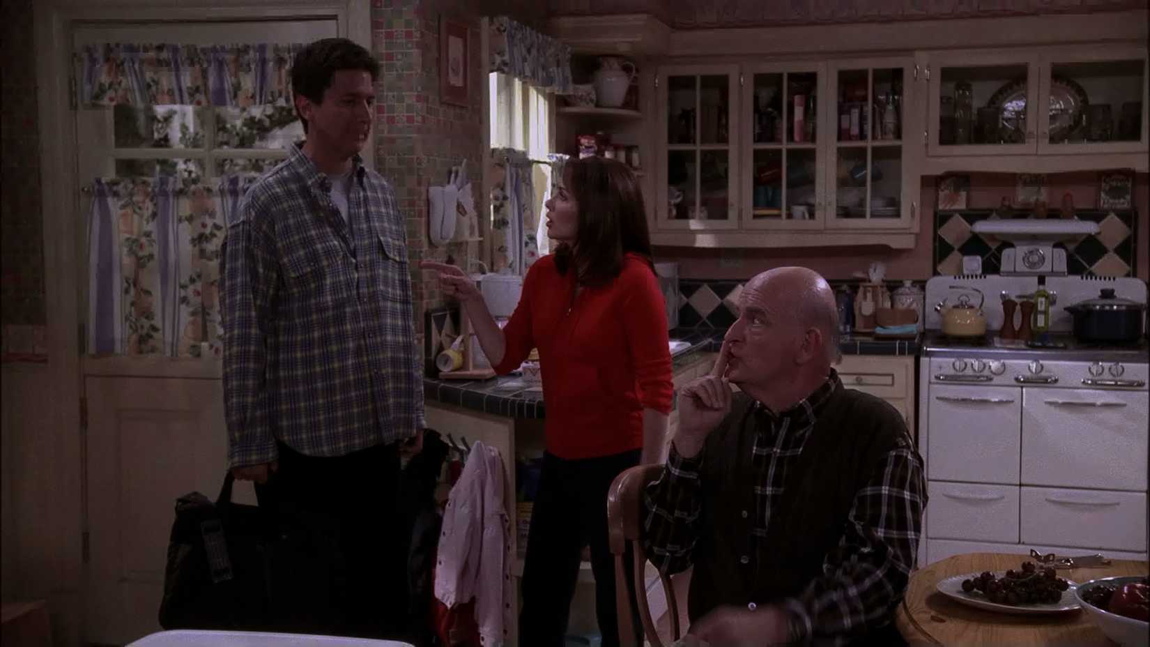 Frank (Peter Boyle) e Debra (Patricia Heaton) gritando com Ray (Ray Romano) em Everybody Loves Raymond: The Can Opener.
