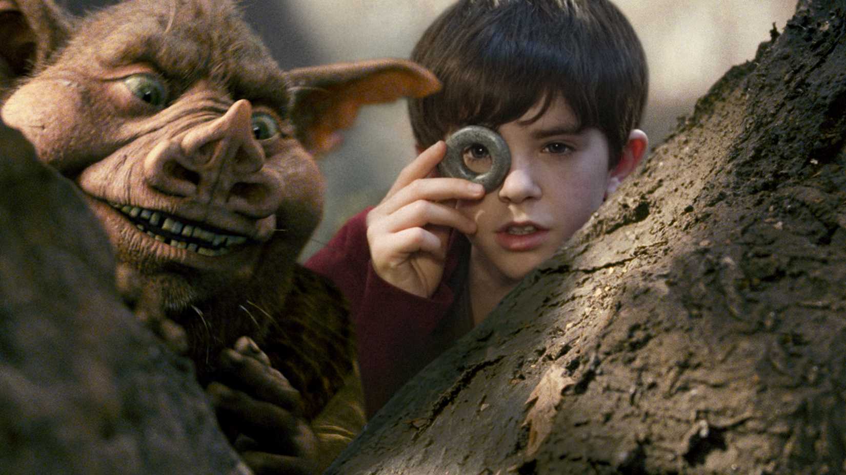 Freddie Highmore looks through a disc in The Spiderwick Chronicles