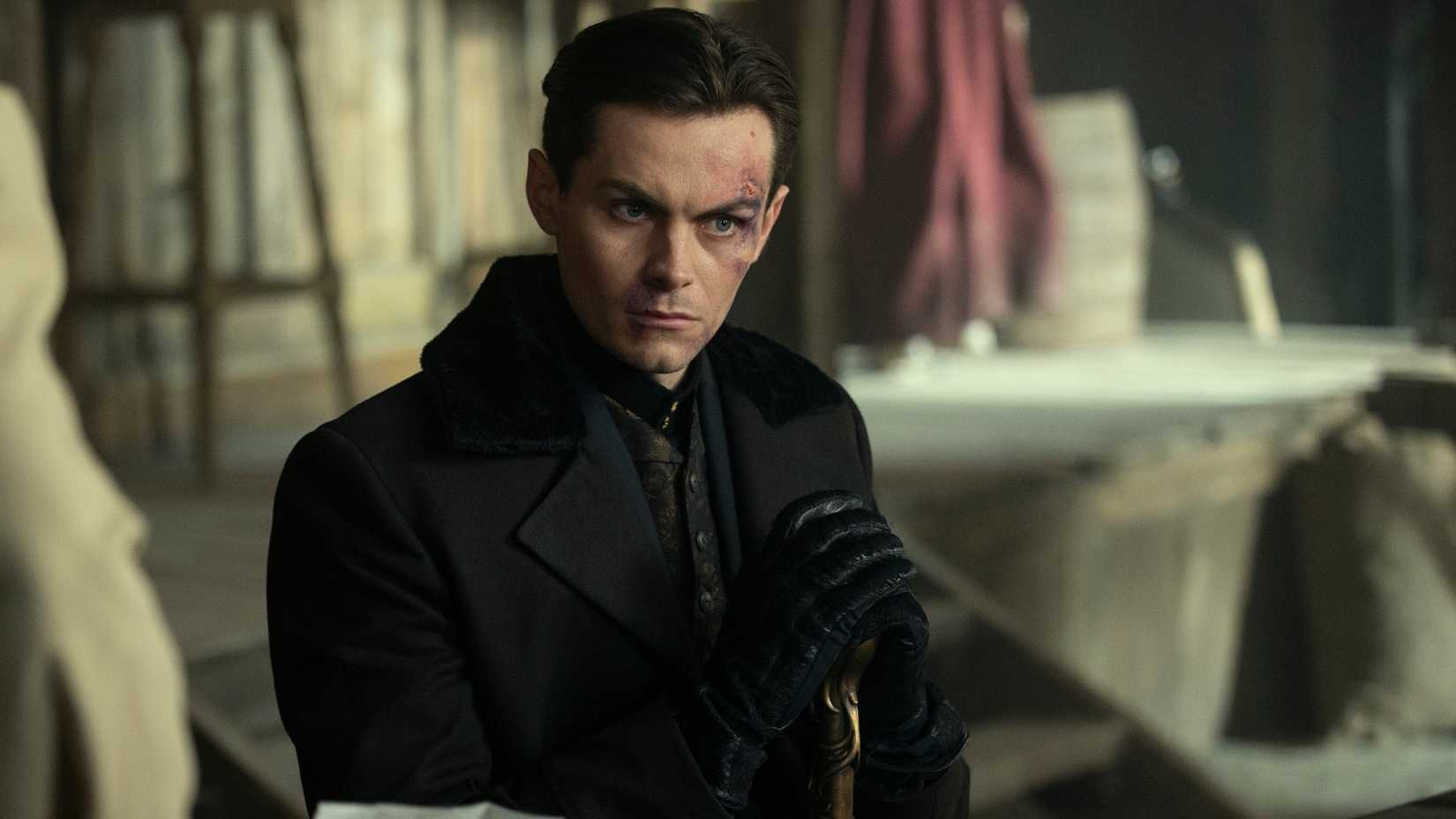 Freddy Carter como Kaz em Shadow and Bone.