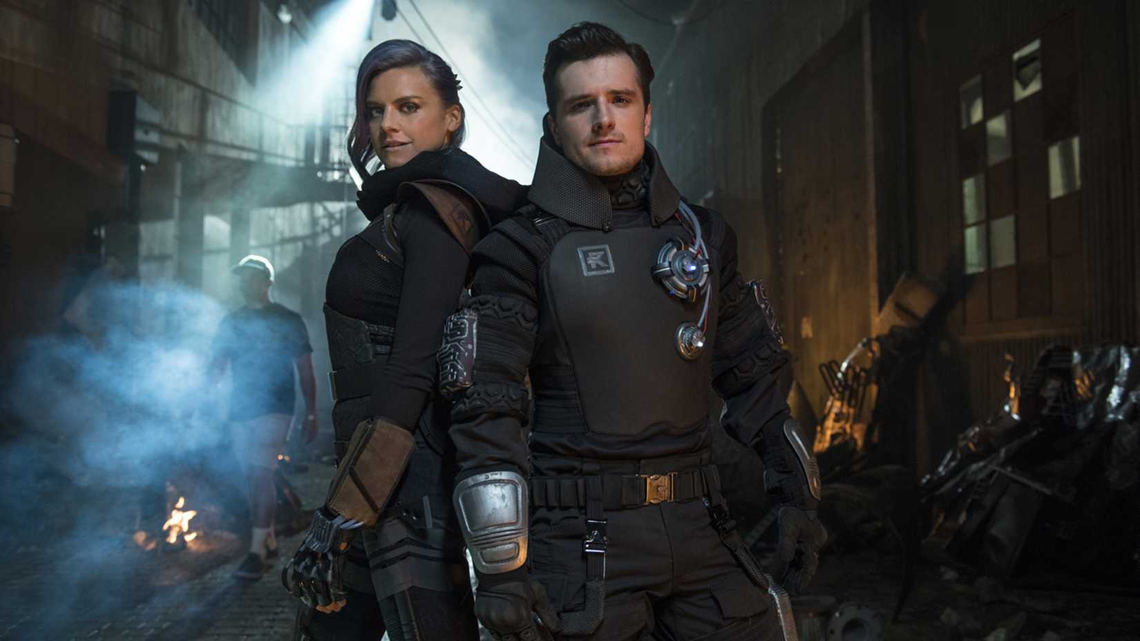 Josh Hutcherson e Eliza Coupe em cena de Future Man